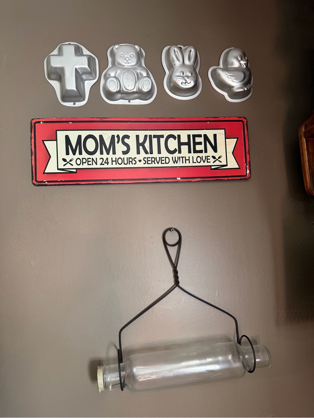 Mom's Kitchen Red Decorative Wall Sign - Home Kitchen Accent